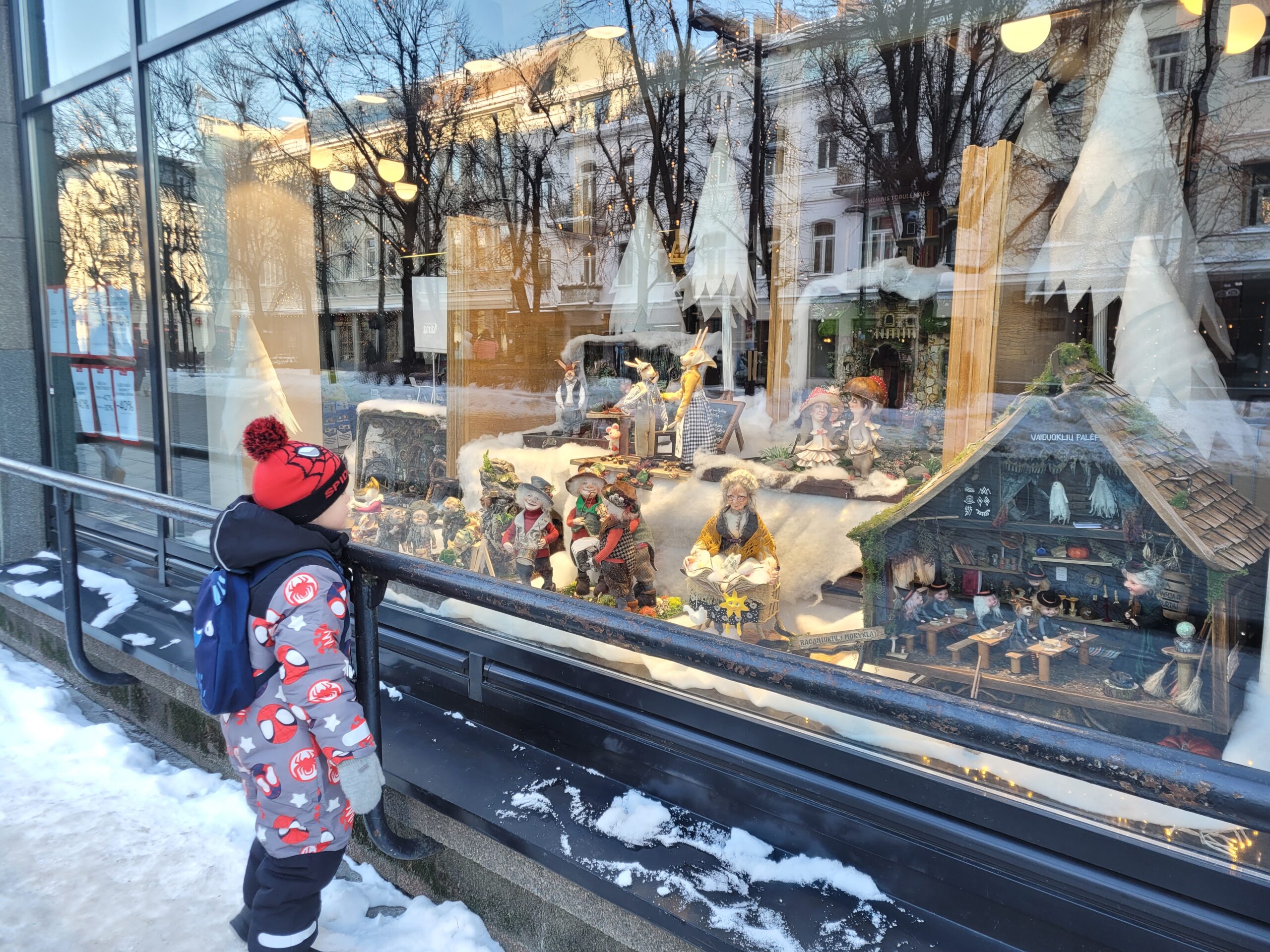 Kauno centre - pasaka lange: instaliacija, kuri traukia praeivių žvilgsnius