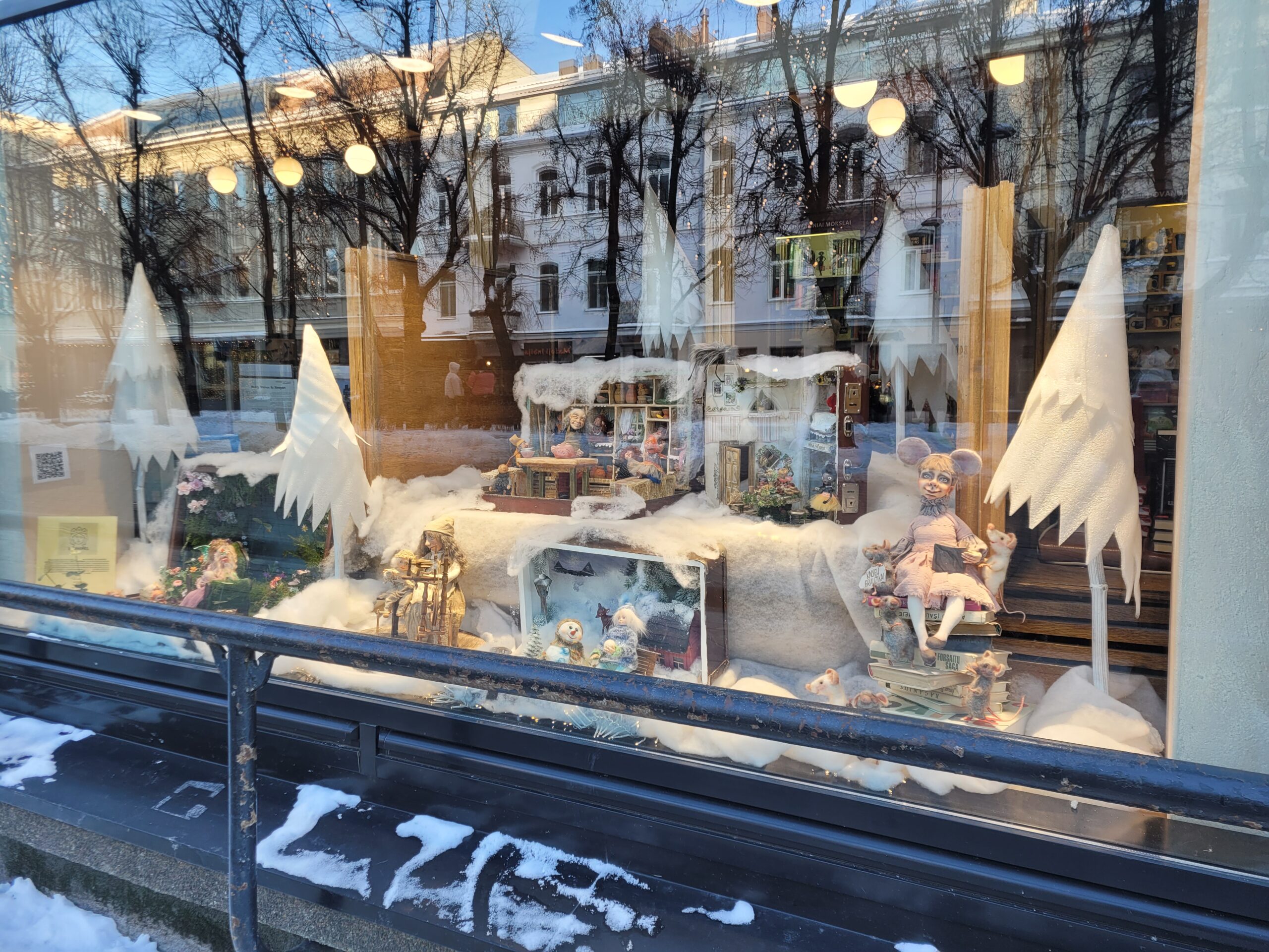 Kauno centre - pasaka lange: instaliacija, kuri traukia praeivių žvilgsnius