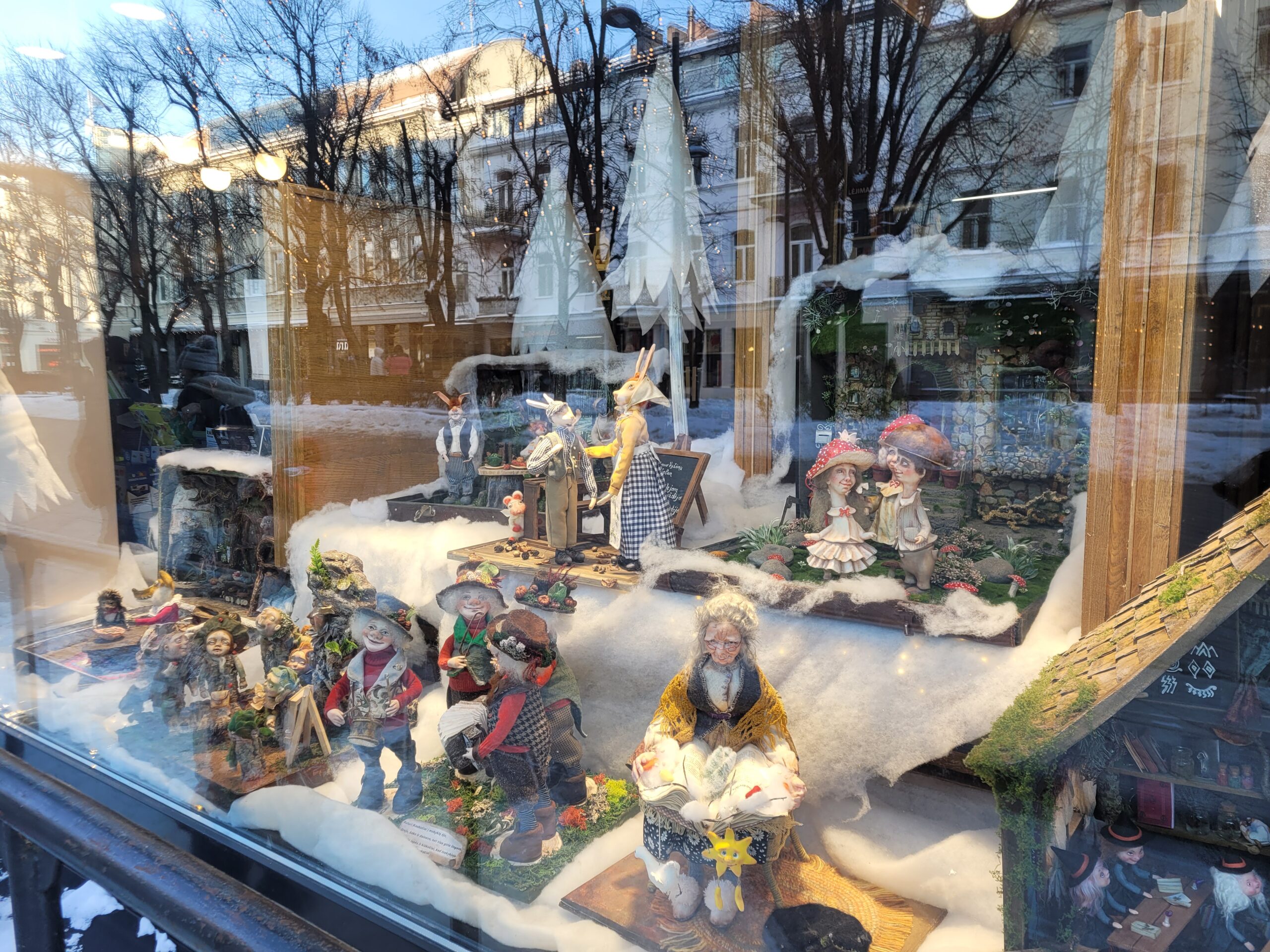 Kūrėjų klubo „Pasakonės“ instaliacija Kauno knygyno vitrinoje