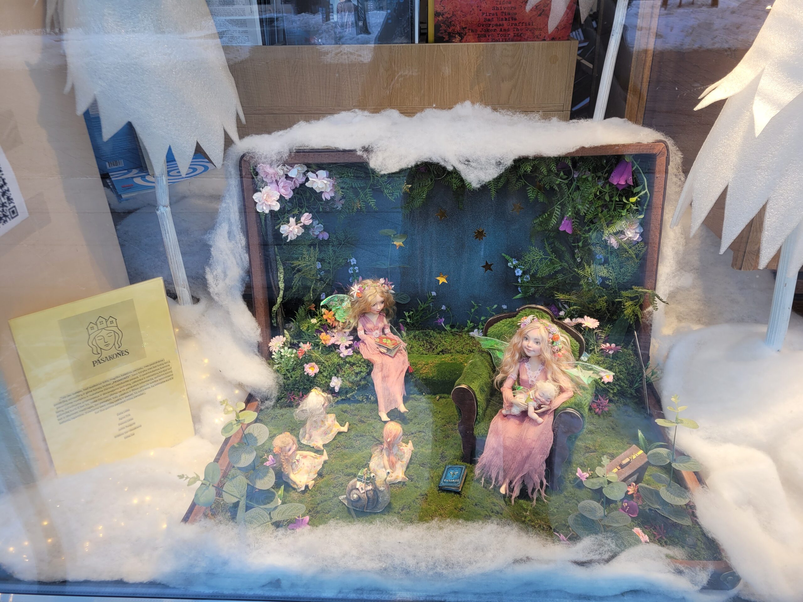 Kūrėjų klubo „Pasakonės“ instaliacija Kauno knygyno vitrinoje
