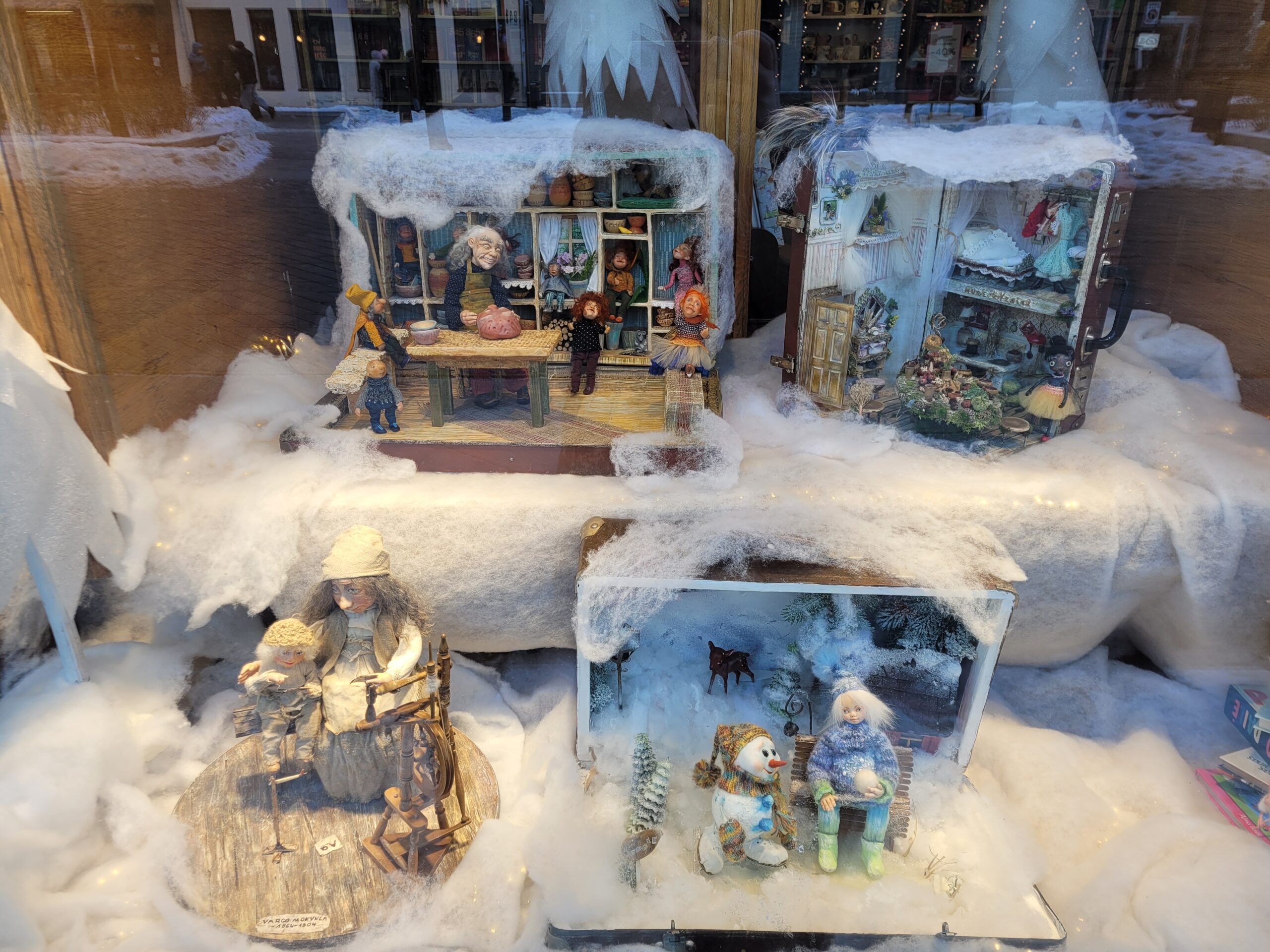 Kūrėjų klubo „Pasakonės“ instaliacija Kauno knygyno vitrinoje