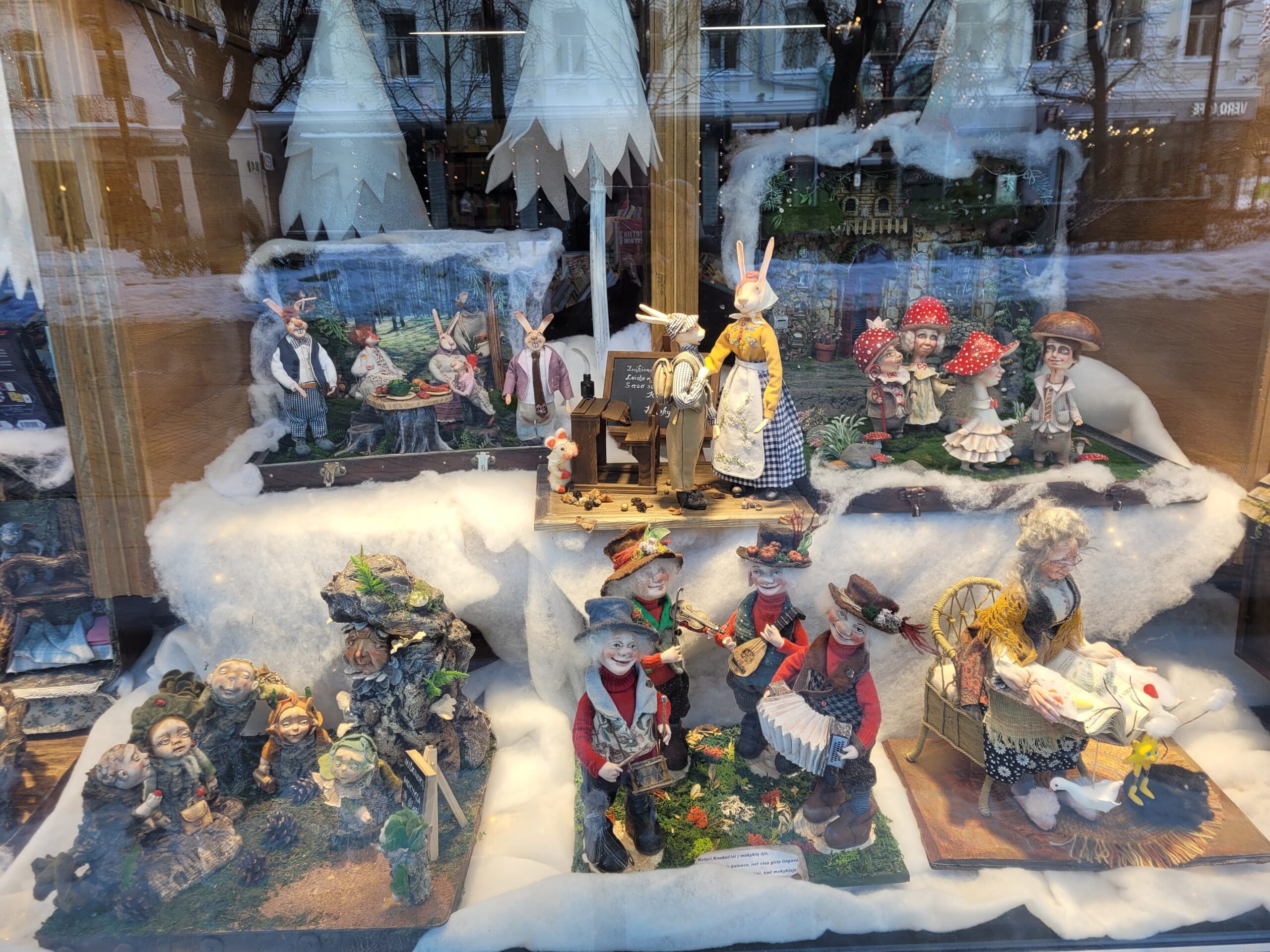 Kūrėjų klubo „Pasakonės“ instaliacija Kauno knygyno vitrinoje