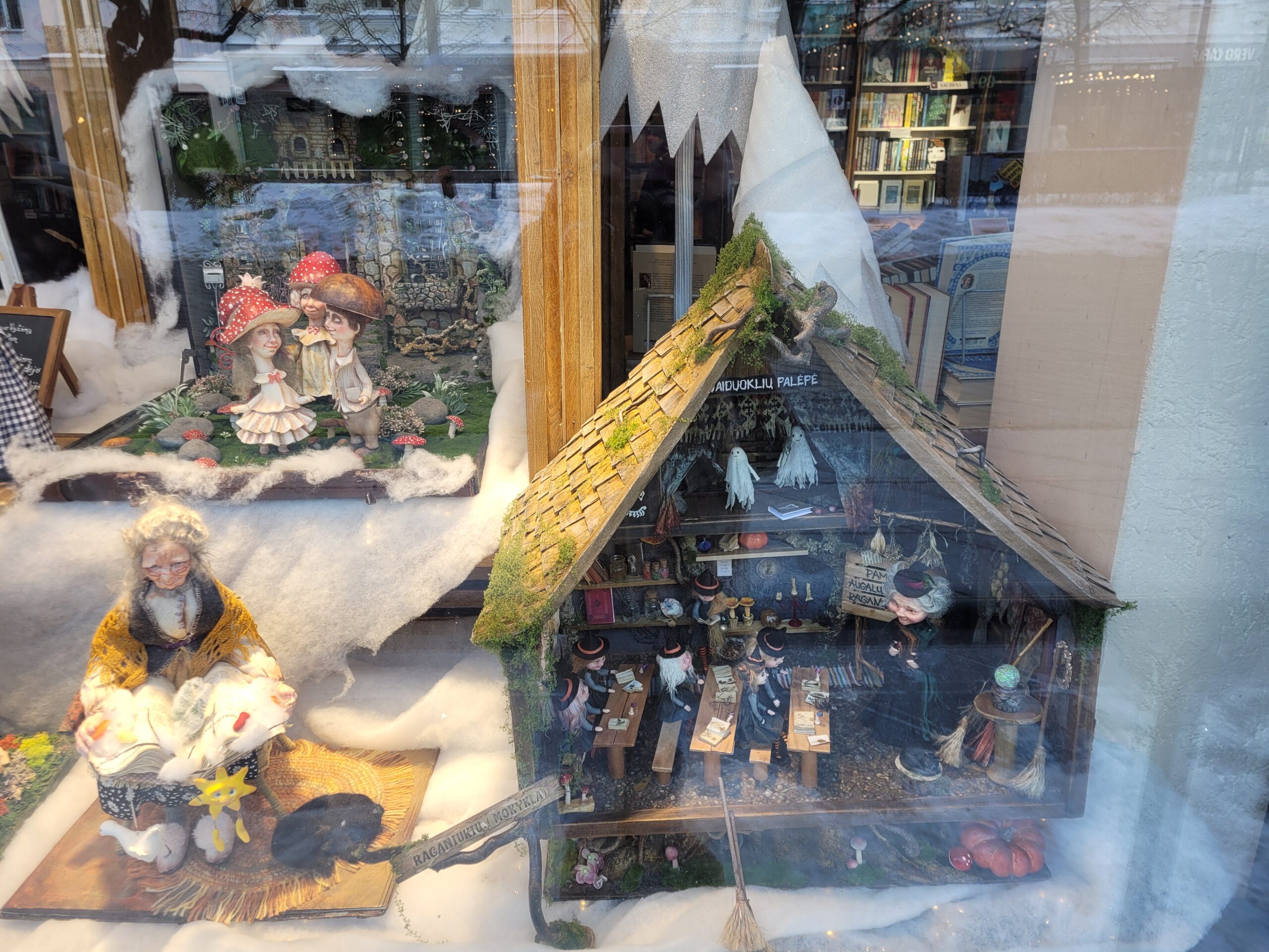 Kūrėjų klubo „Pasakonės“ instaliacija Kauno knygyno vitrinoje