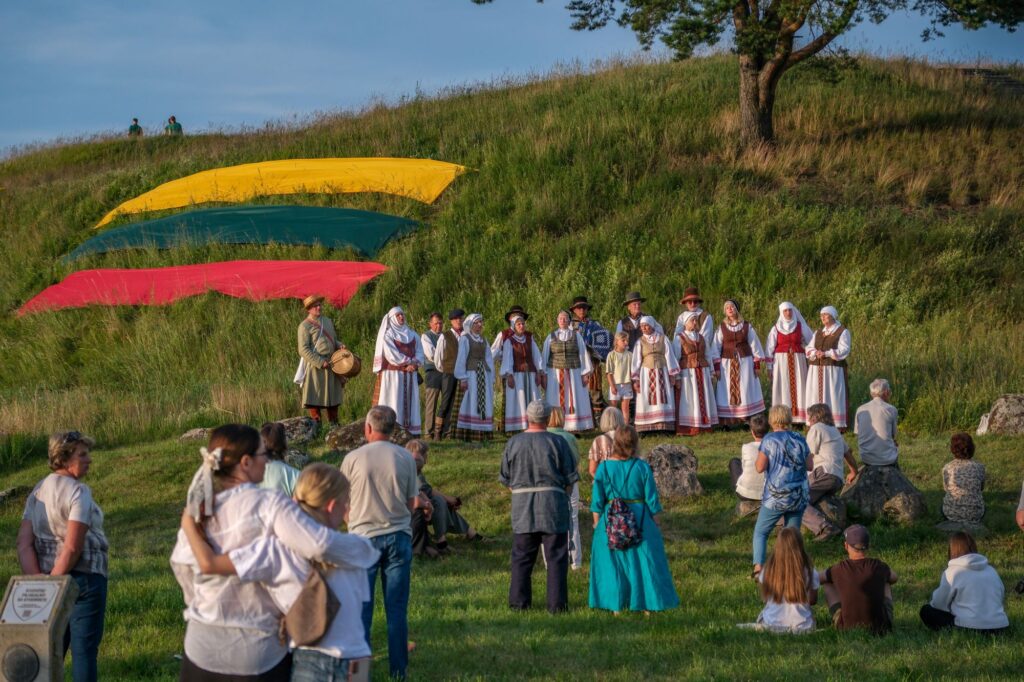 Tautiška giesmė bus giedama istorinėje vietoje – ant Raginėnų piliakalnio (Lauros Prascevičiūtės nuotr.)