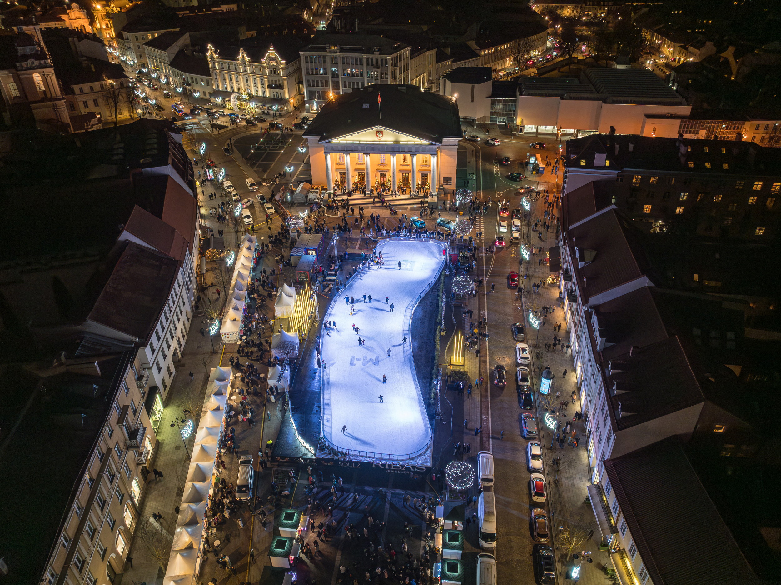 Žiema sugrįžta į sostinę: Rotušės aikštė atvers kalėdinę čiuožyklą