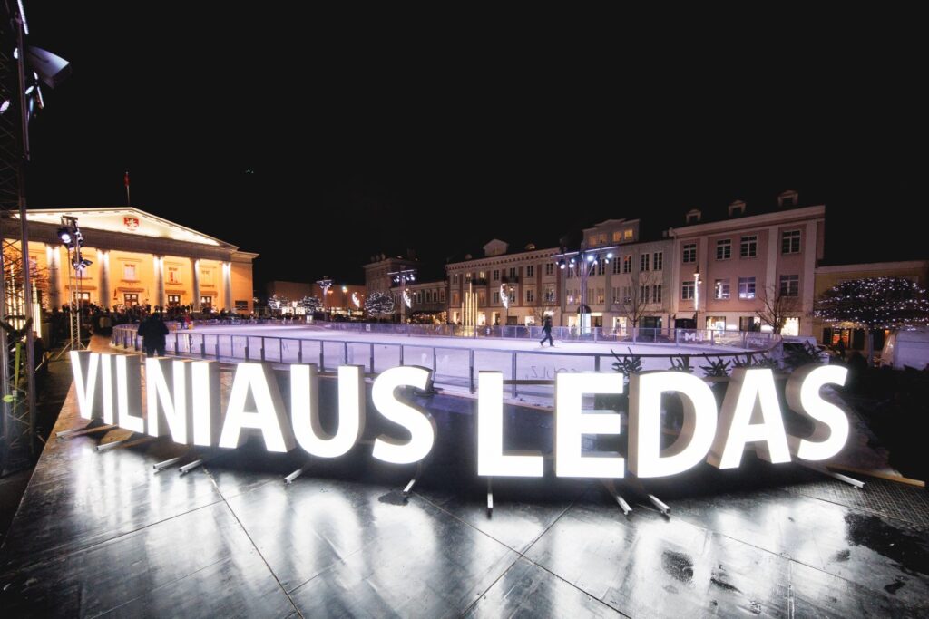 Žiema sugrįžta į sostinę: Rotušės aikštė atvers kalėdinę čiuožyklą