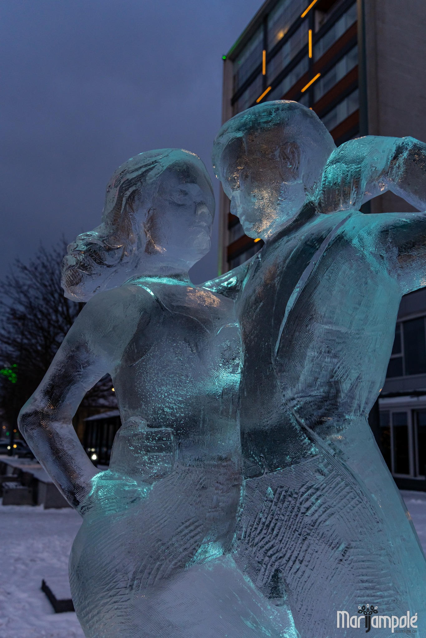 Ledo skulptūros Marijampolėje simbolizuojančios ryšį su miestu