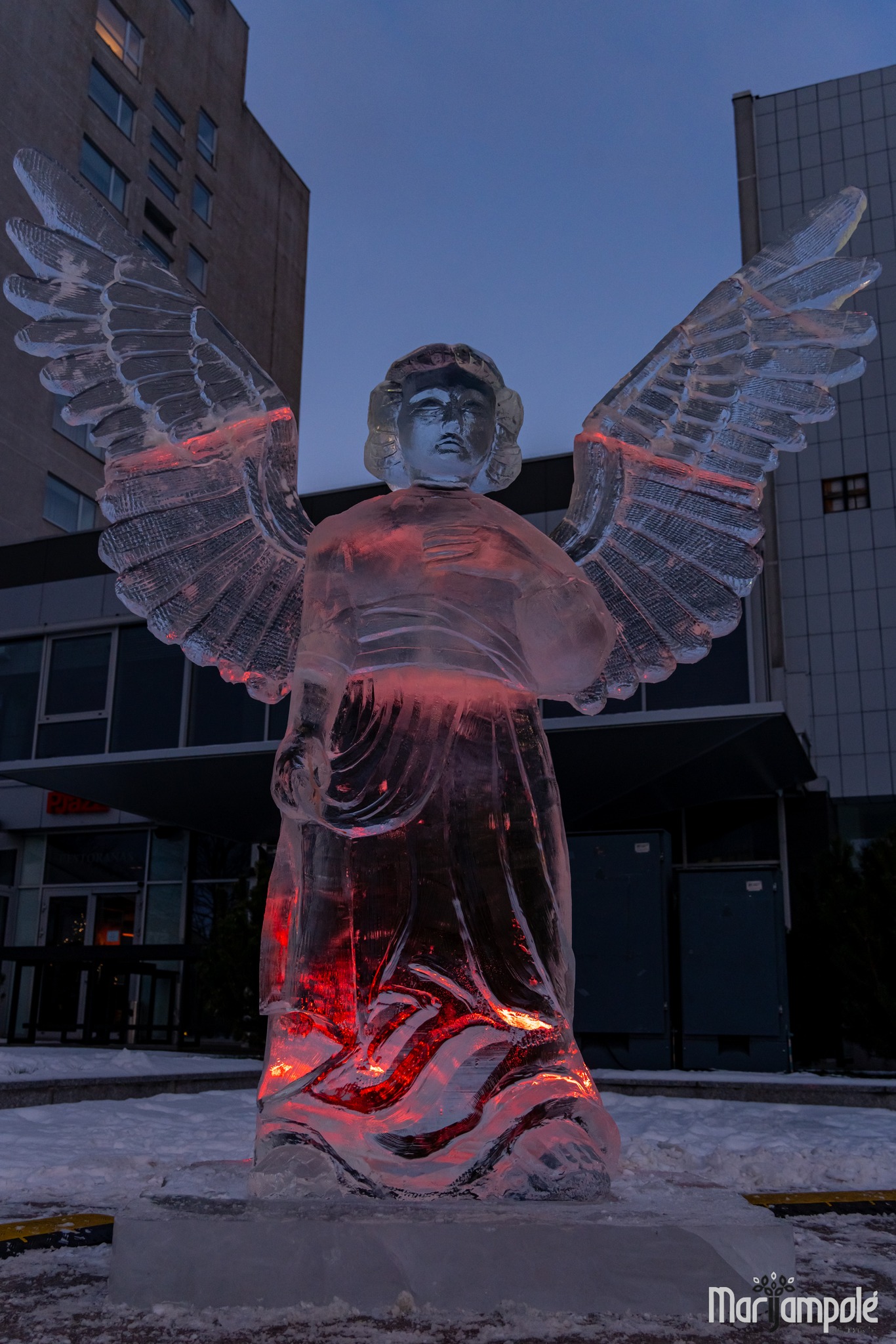 Ledo skulptūros Marijampolėje simbolizuojančios ryšį su miestu