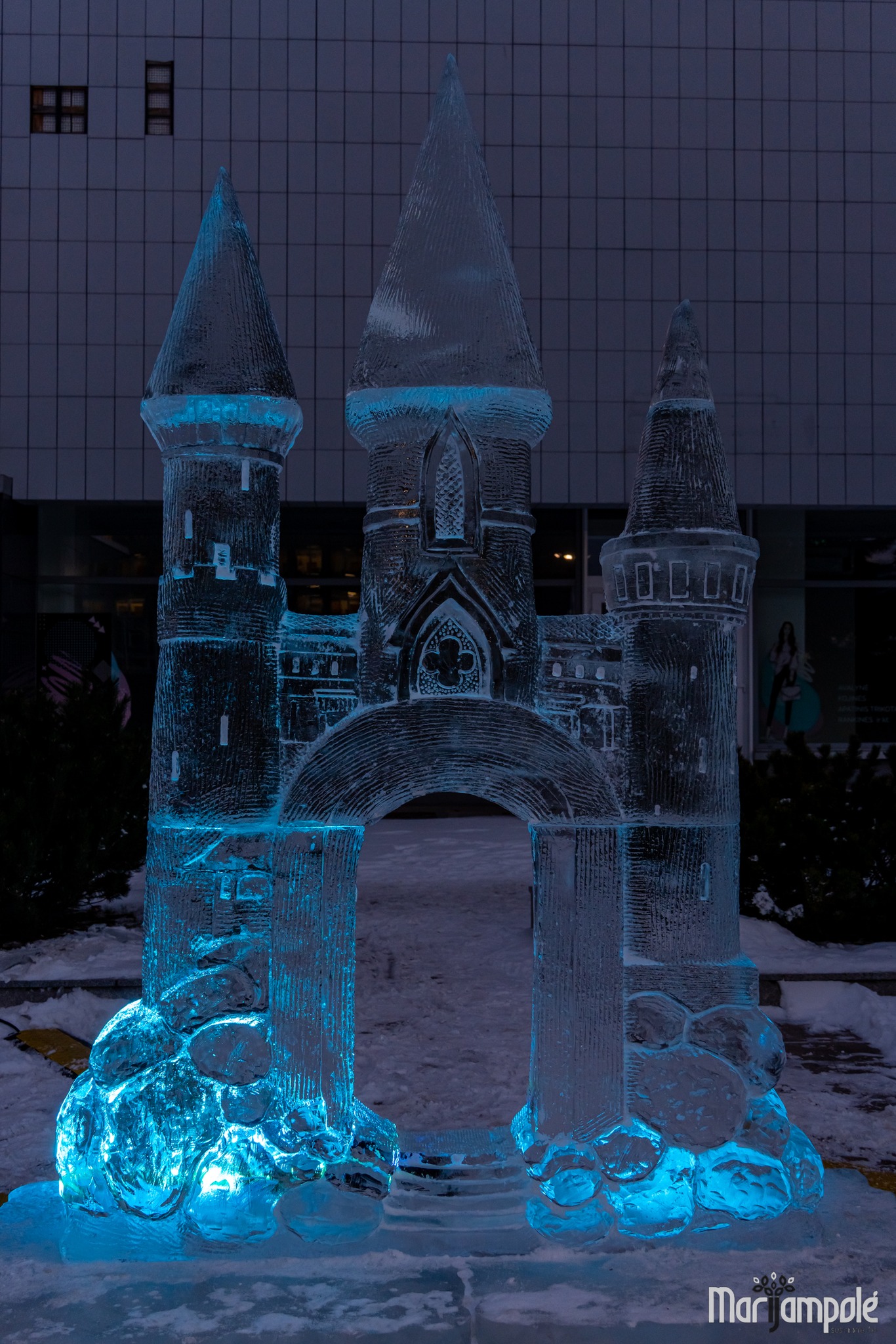 Ledo skulptūros Marijampolėje simbolizuojančios ryšį su miestu