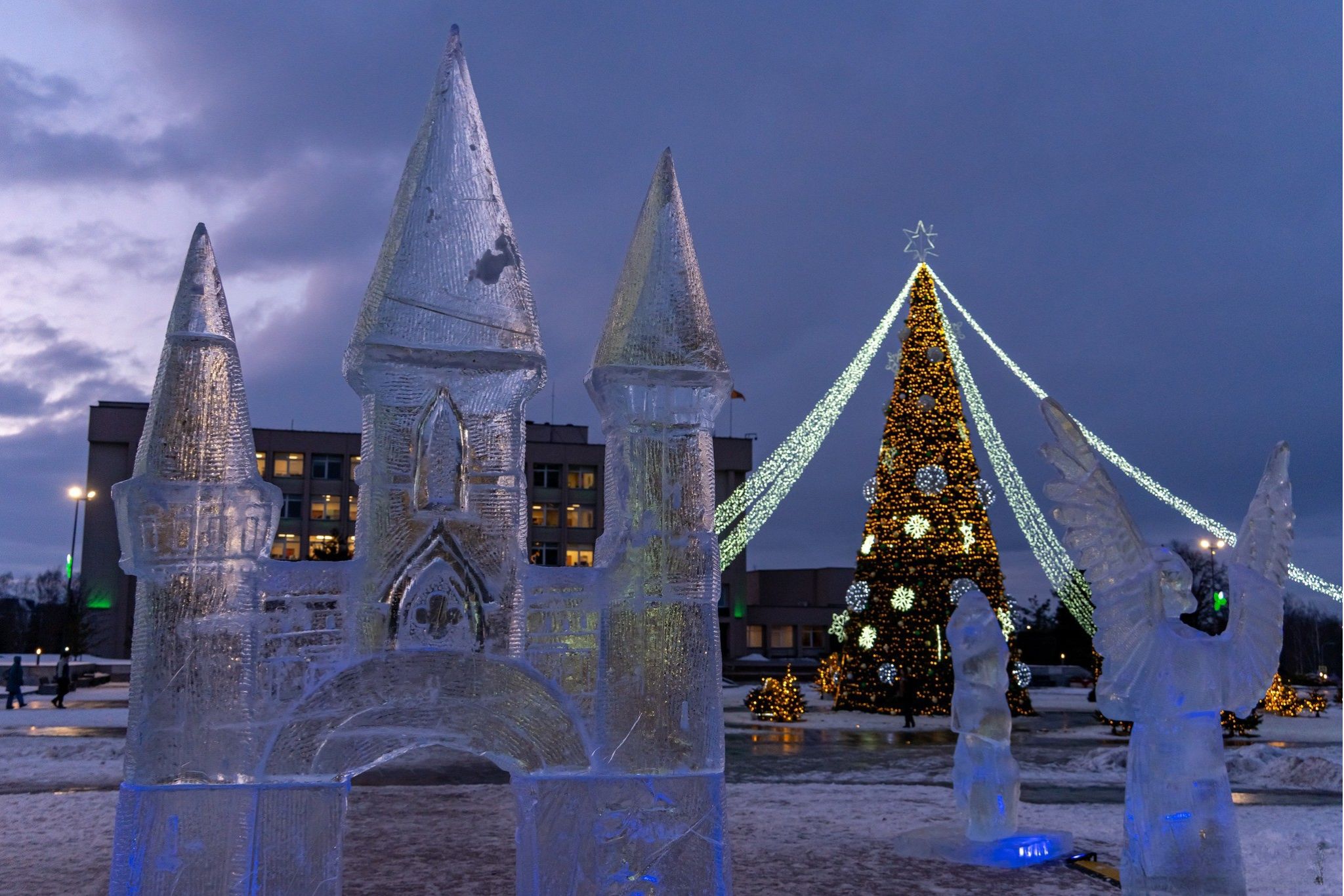 Žiemos magija Marijampolėje: ledo skulptūros, kurias norisi pamatyti gyvai