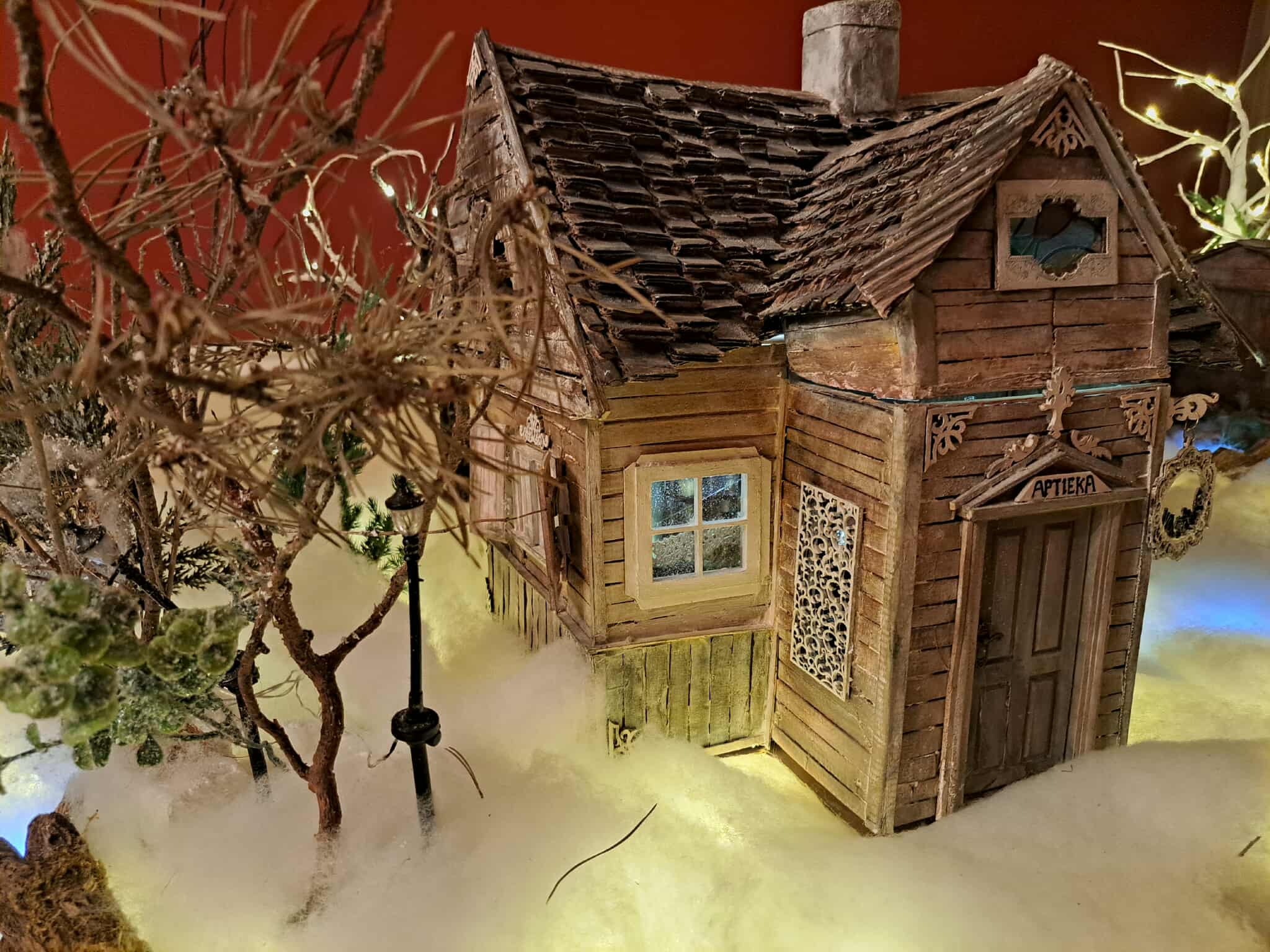 Rankų darbo lietuviško kaimo miniatiūros