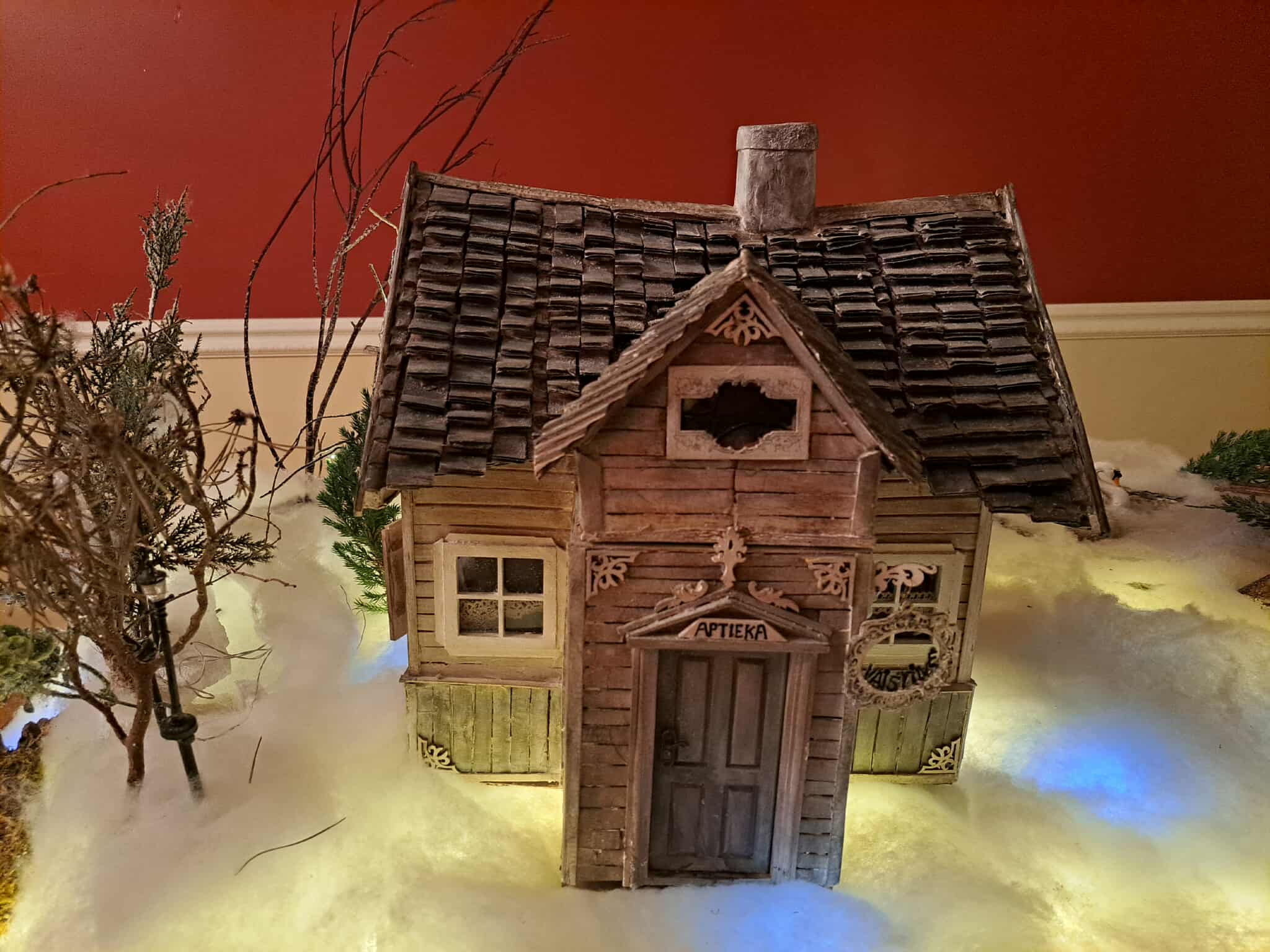 Rankų darbo lietuviško kaimo miniatiūros