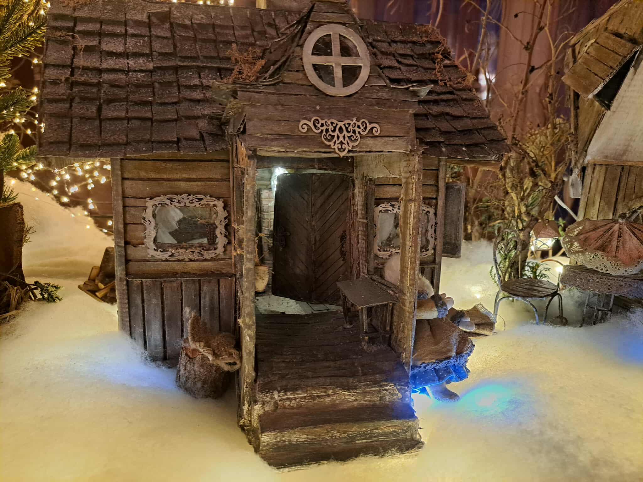 Rankų darbo lietuviško kaimo miniatiūros