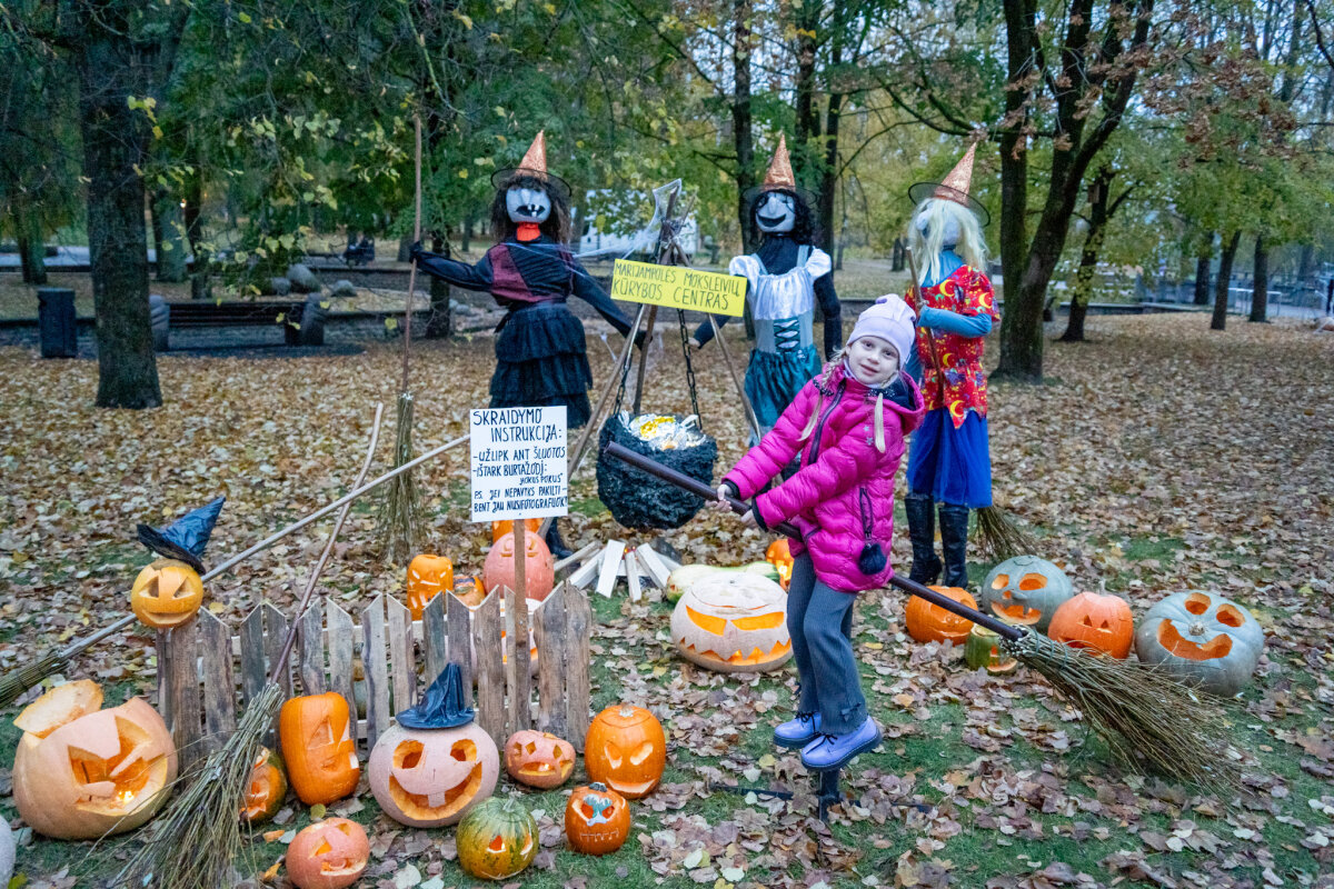 Šviečiančių moliūgų parkas Marijampolėje Poezijos parke