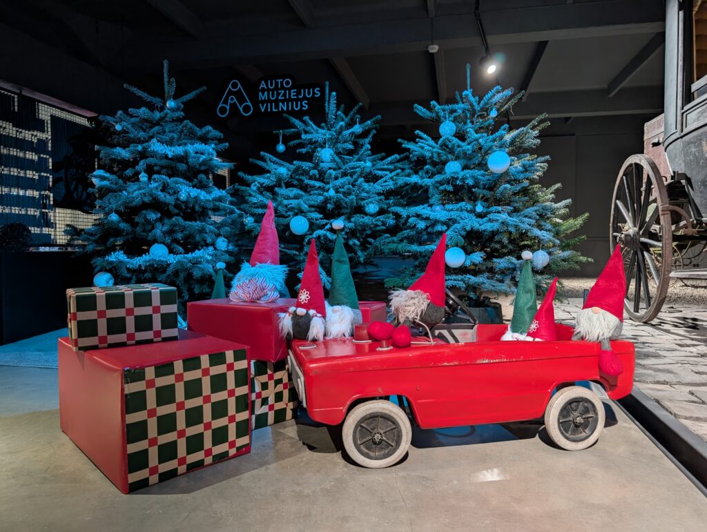 Nenaudėlių elfų išdaigos Automuziejuje Vilniuje: Kalėdų miestelis visai šeimai