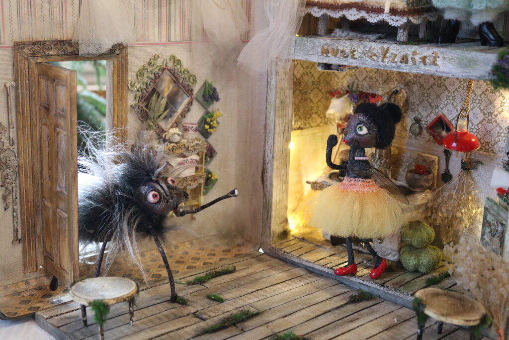 Kauno centre - pasaka lange: instaliacija, kuri traukia praeivių žvilgsnius