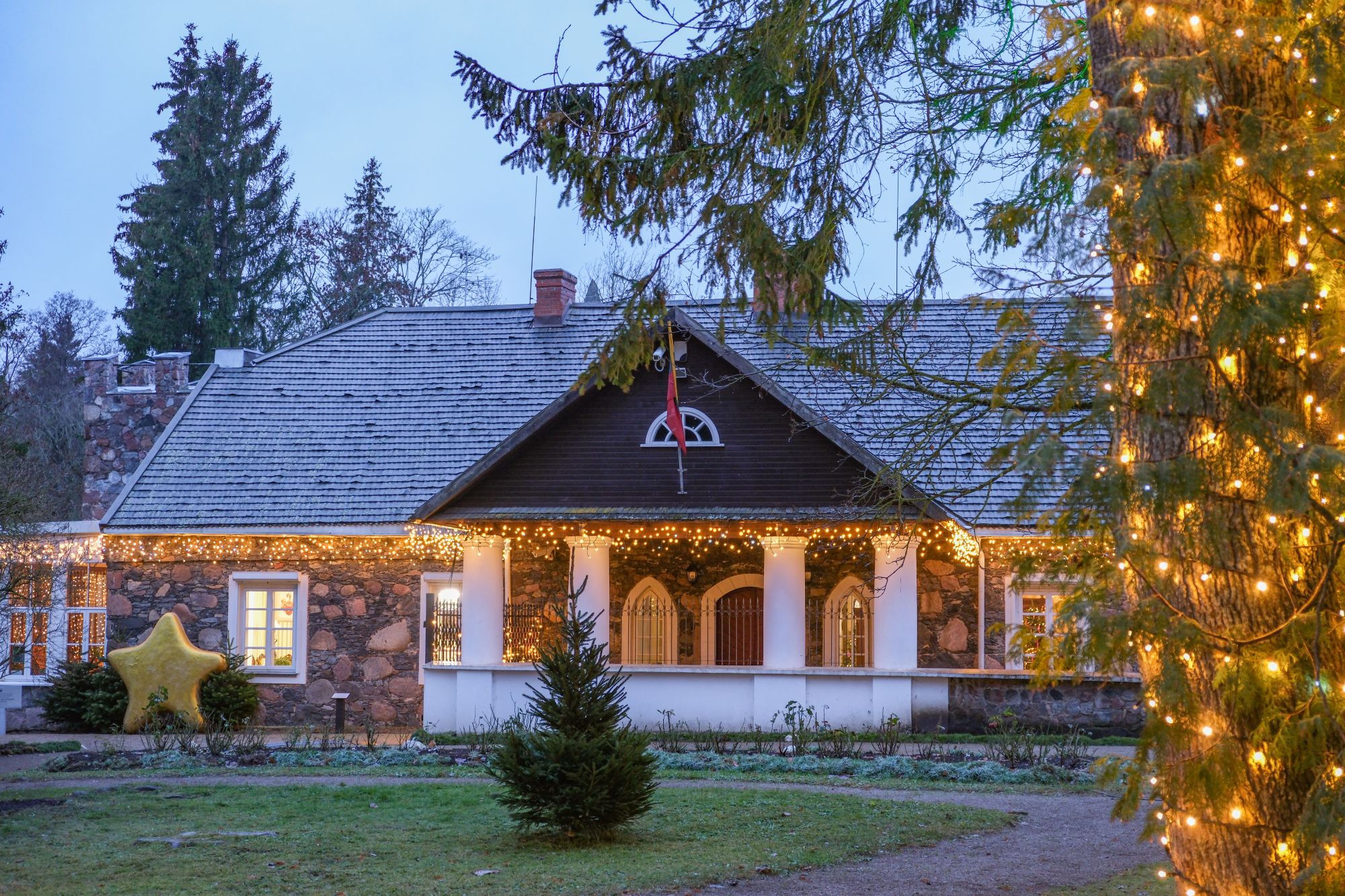 Burbiškio dvare šventines istorijas saugo 1254 senoviniai eglės žaisliukai