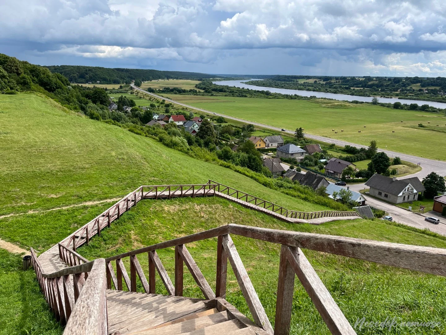 Seredžiaus piliakalnis (nuotr. iš „Nesėdėk namuose“ svetainės)