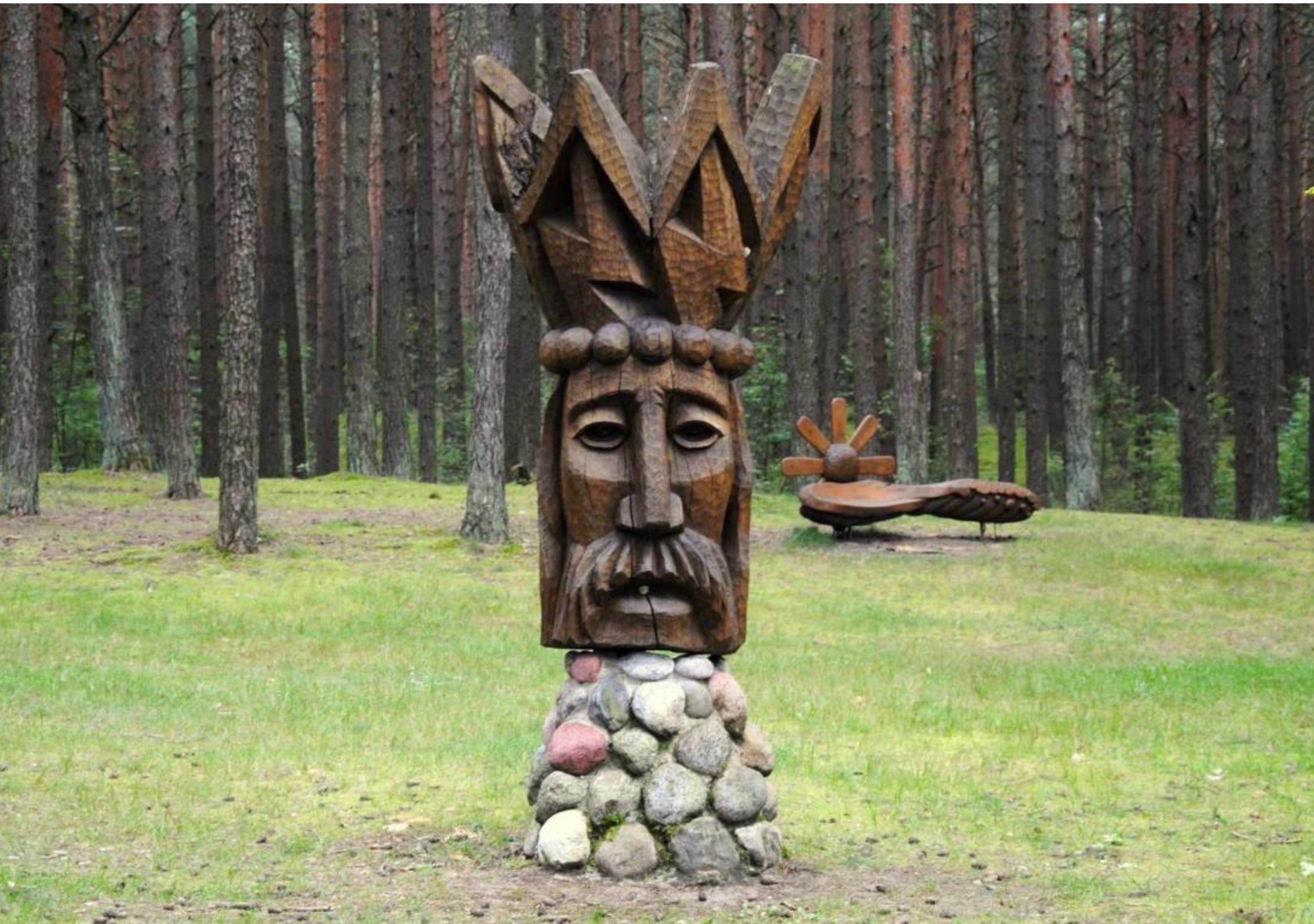 Vinco Mykolaičio - Putino skulptūrinių suolelių parkas (nuotr. Kauno rajono TIC)