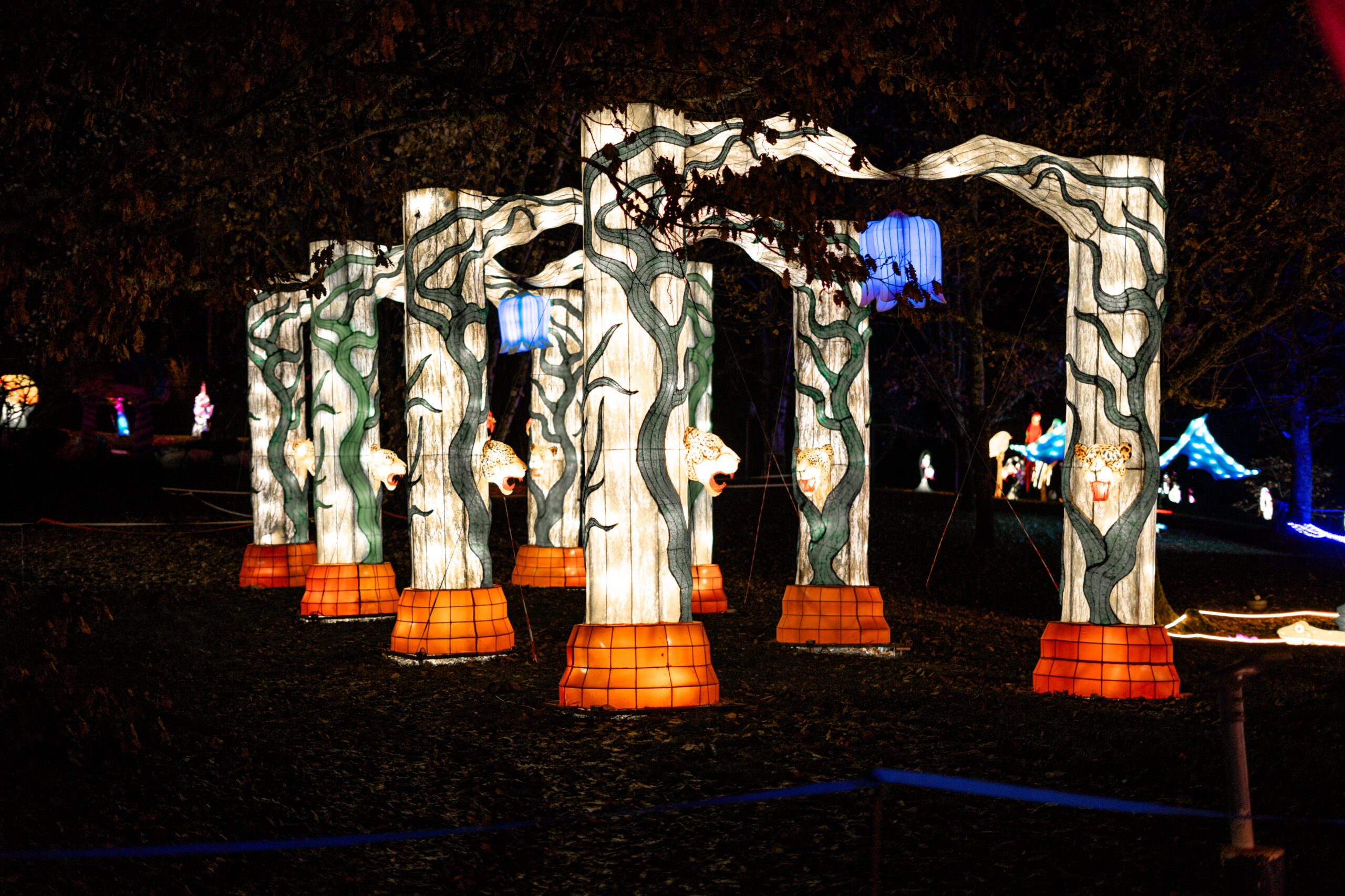 Didysis šviesos ir žibintų festivalis Féérie des Lanternes Castel Novel pilyje