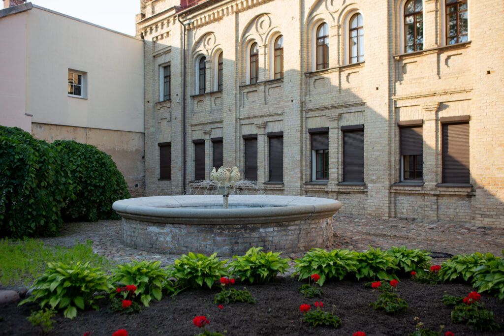 Fontanas prie Lietuvos istorijos instituto (nuotr. Neakivaizdinis Vilnius)