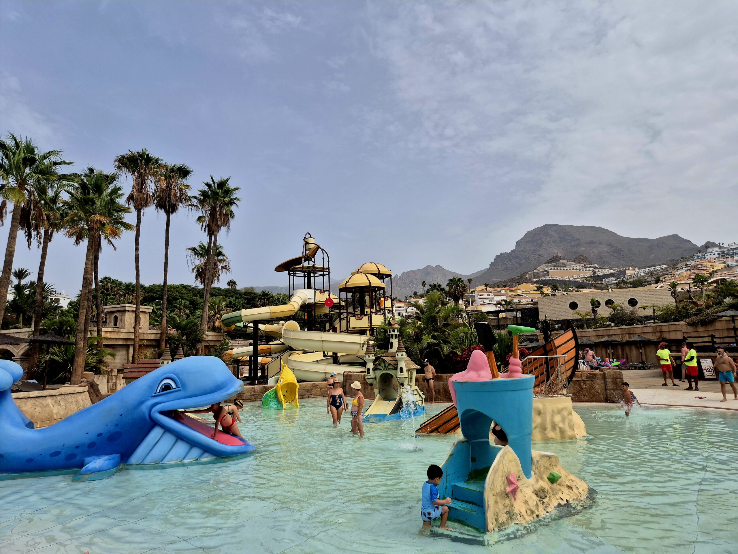 Išskirtinis vandens parkas su delfinariumu Tenerifėje: šeimoms su vaikais draugiškas Aqualand parkas