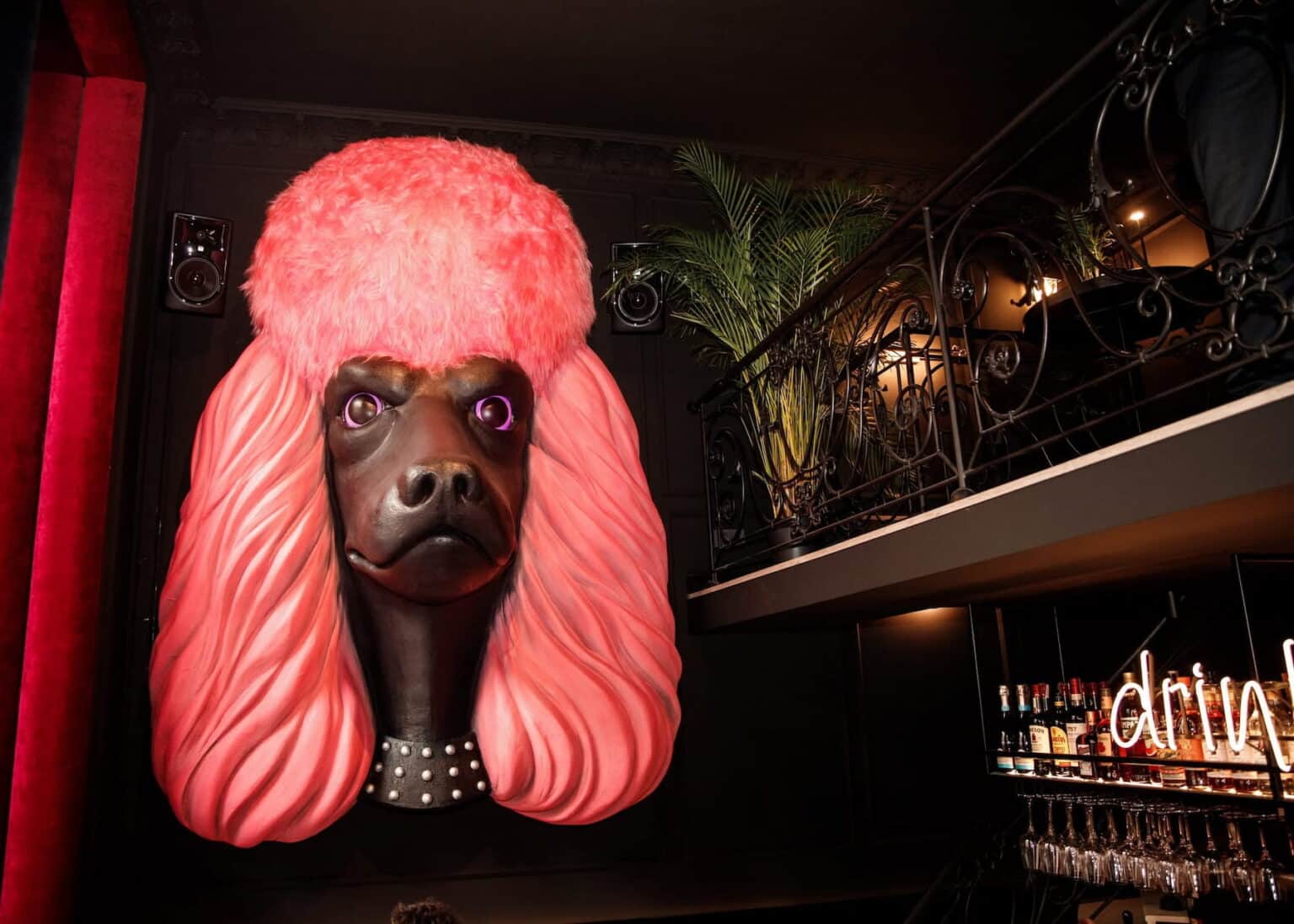 Eidami Vilniaus gatve apsidairykite – jus stebi rožinis pudelis. (Nuotr. Pink Poodle Bar)