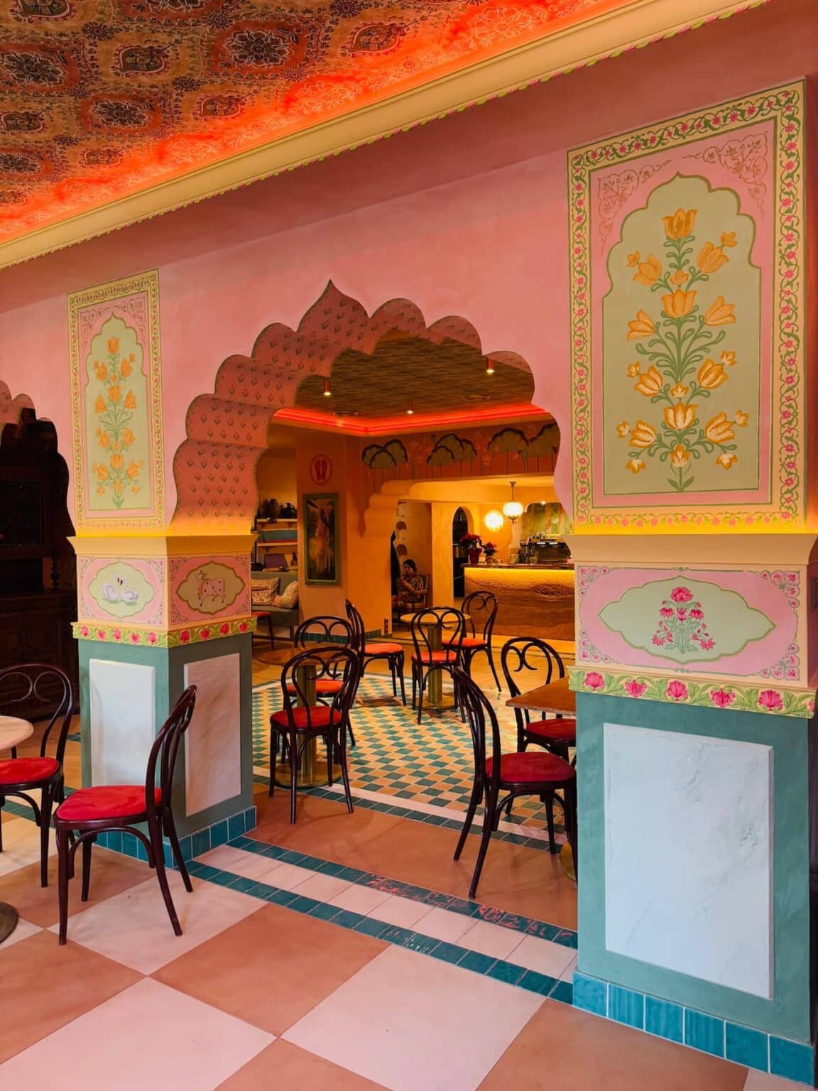Totorių gatvėje rasite turbūt labiausiai rožinę Vilniaus kavinę. (Nuotr. Sweet Love Caffe)