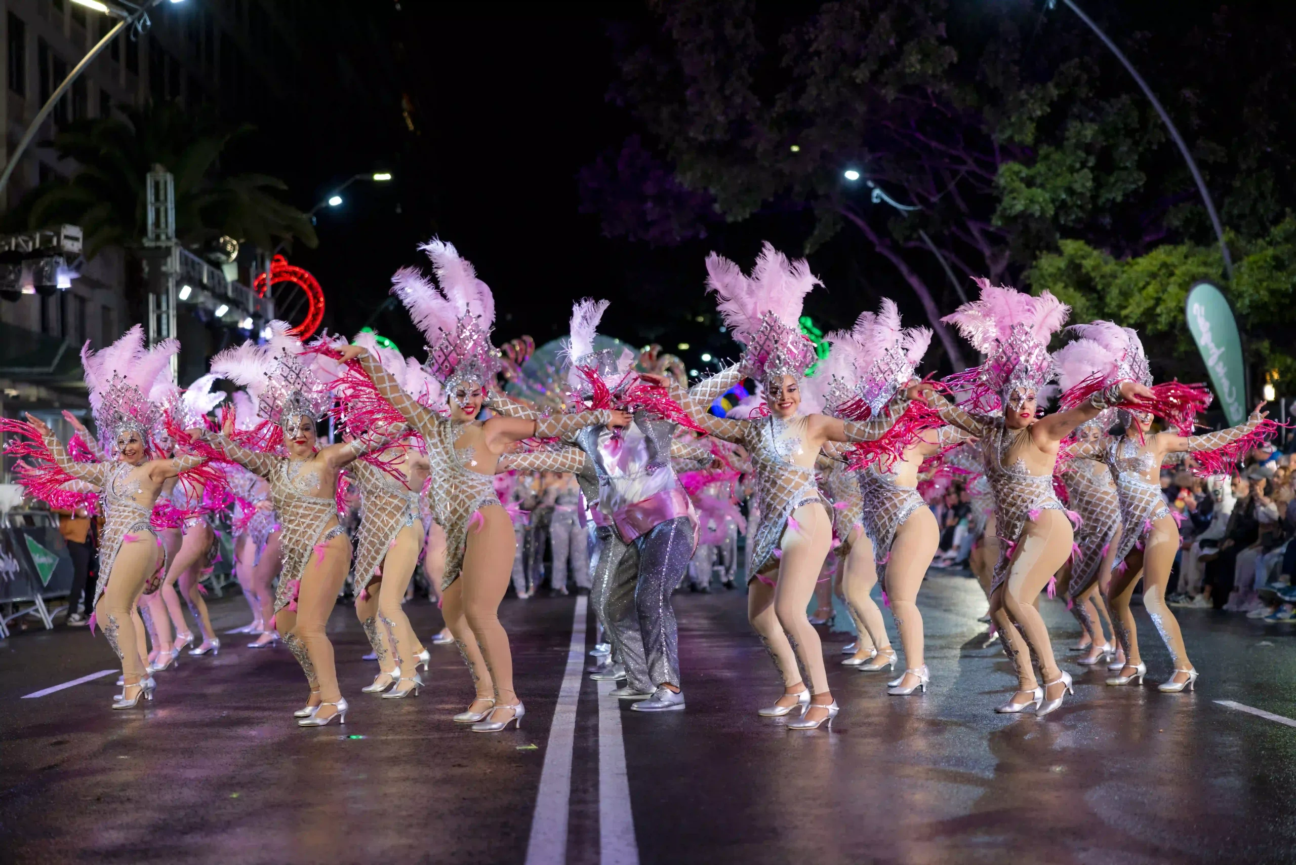 Vienas didžiausių karnavalų pasaulyje: Tenerifės karnavalas 2026 Lotynų ritmų tema (nuotrauka iš: https://carnavaldetenerife.com/galeria-del-carnaval-2025/)