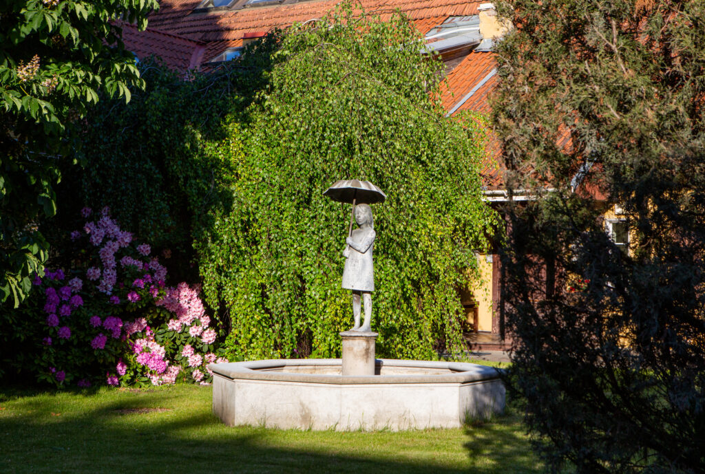 Mergaitė su skėčiu (nuotr. Neakivaizdinis Vilnius)