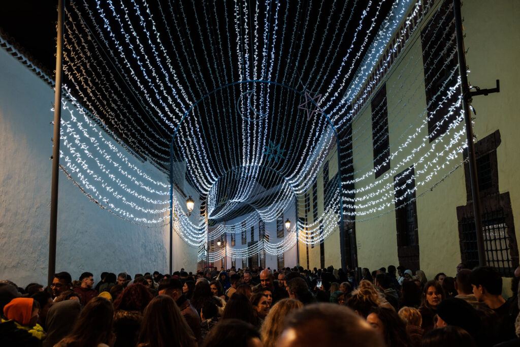 Baltoji naktis La Lagūnoje: šviesi prieškalėdinio apsipirkimo alternatyva juodajam penktadieniui Tenerifėje