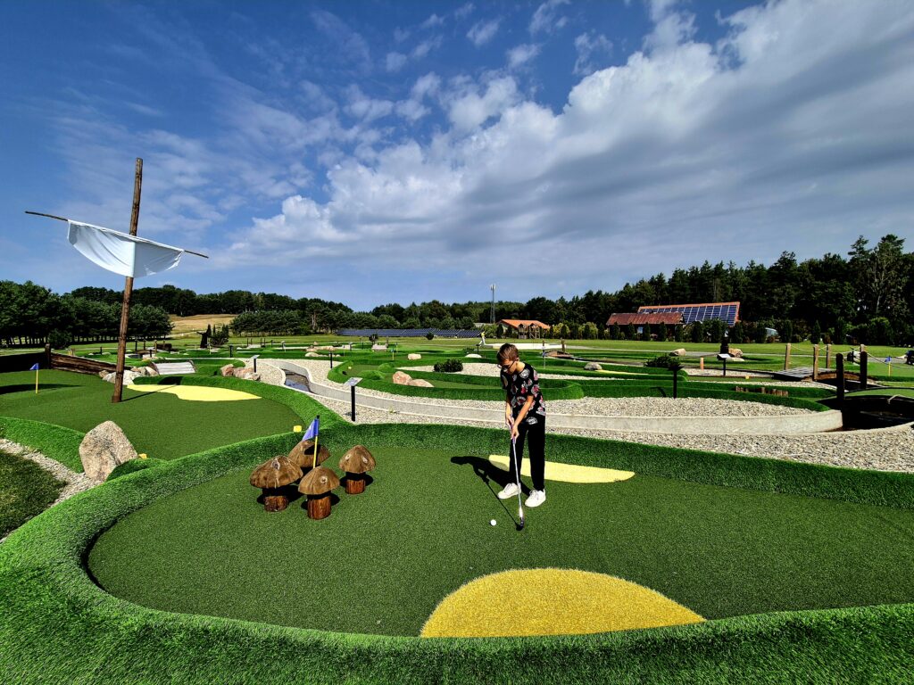 Ne tik laipynės ir atrakcionai: Tarzanijoje rasite 18 duobučių mini golfą