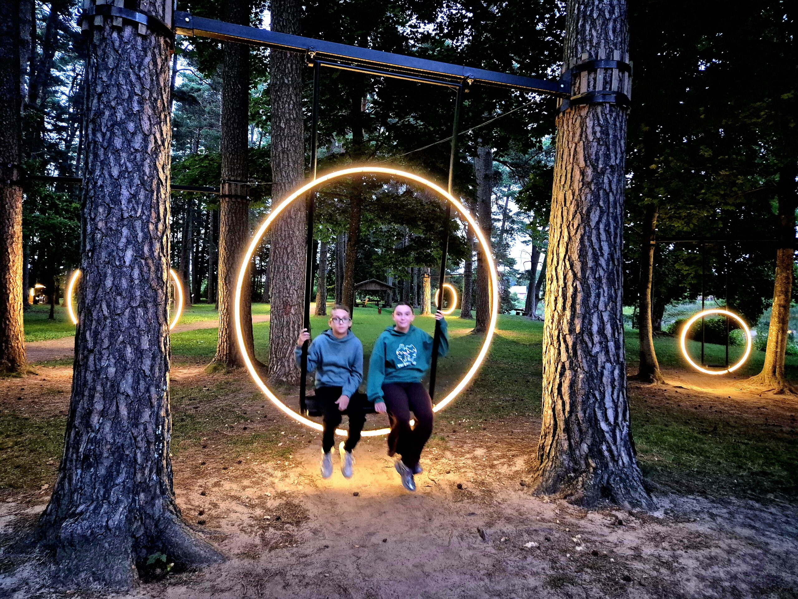 Pirmasis Lietuvoje šviečiančių sūpynių parkas: nemokama vieta