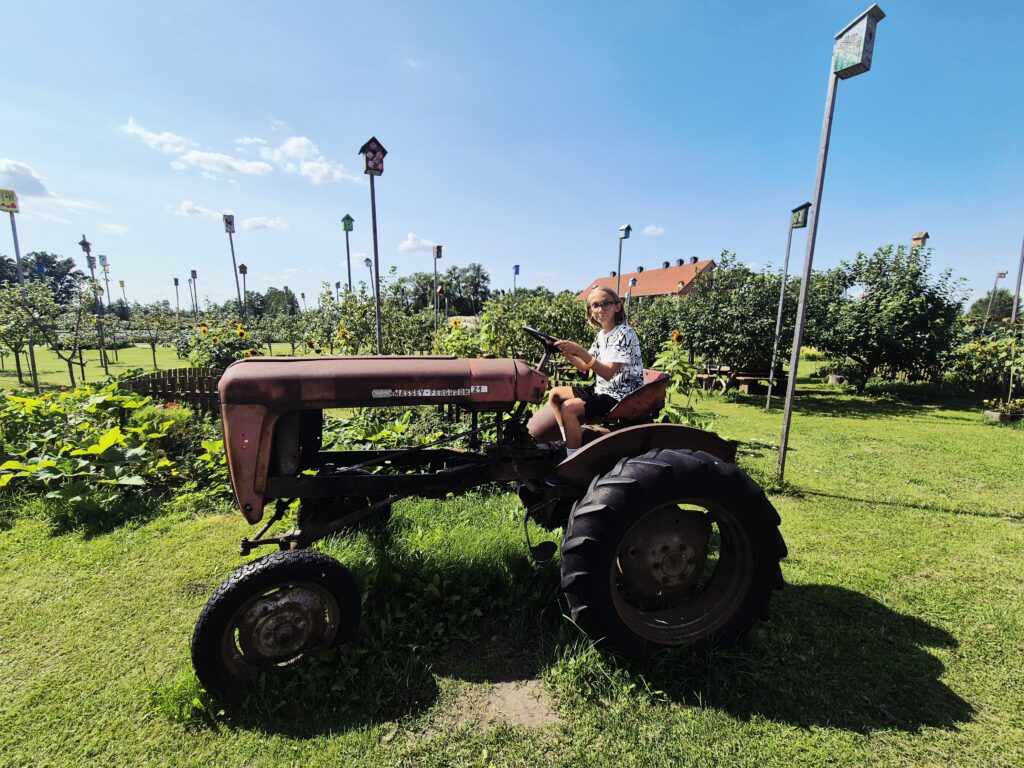 Pakruojo dvaras ir jo gyvasis ūkis